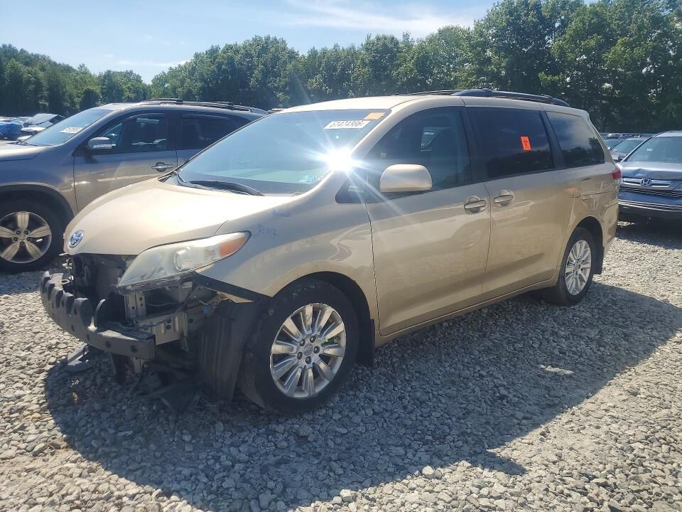 2011 TOYOTA Sienna