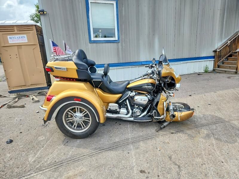 2017 HARLEY DAVIDSON FLHTCUTG / Tri Glide Ultra