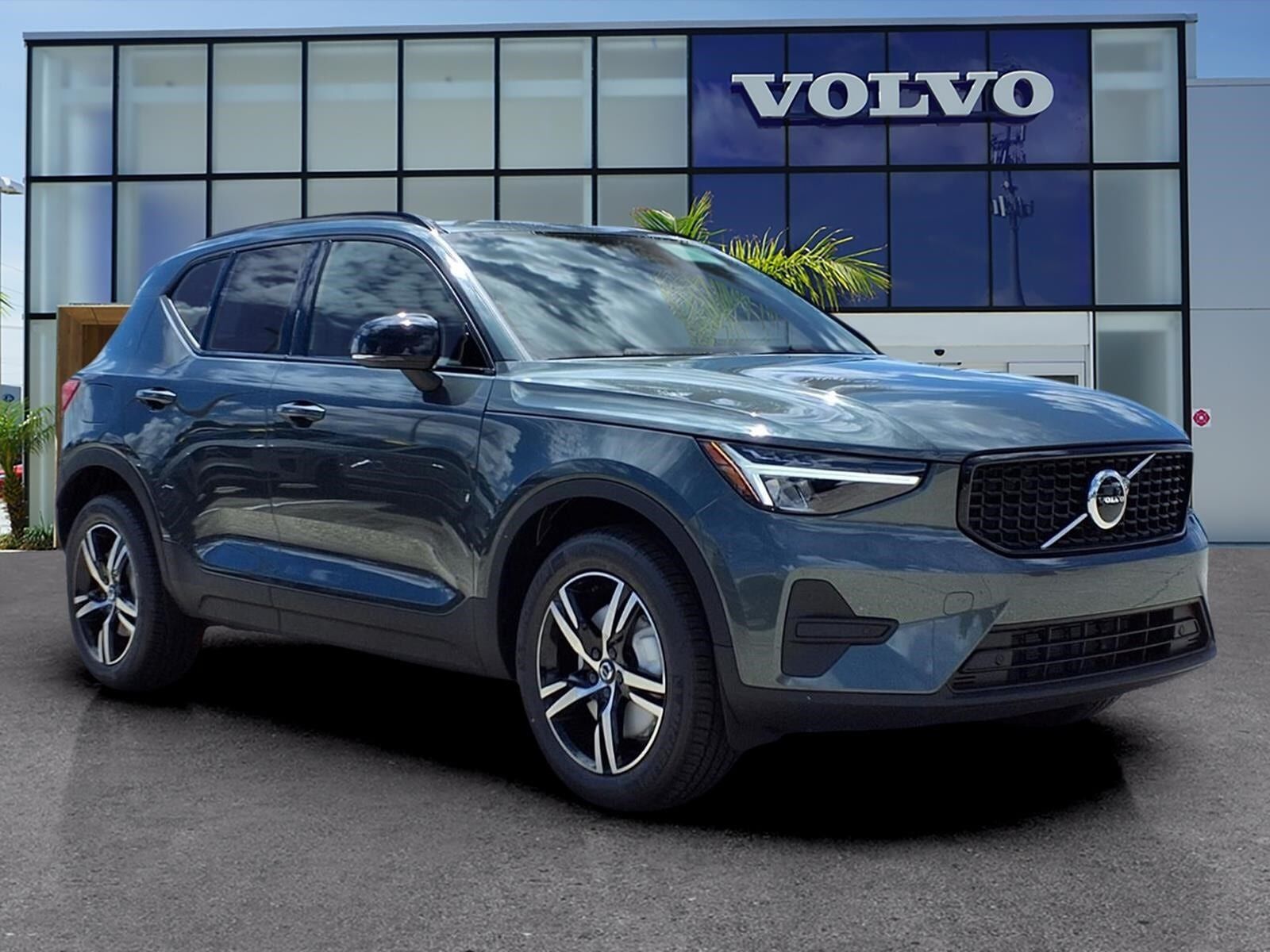 2026 VOLVO XC40