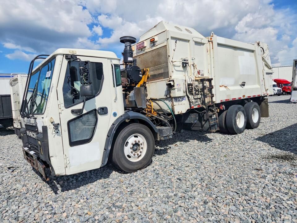 2016 MACK LR