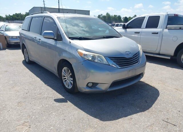 2012 TOYOTA Sienna