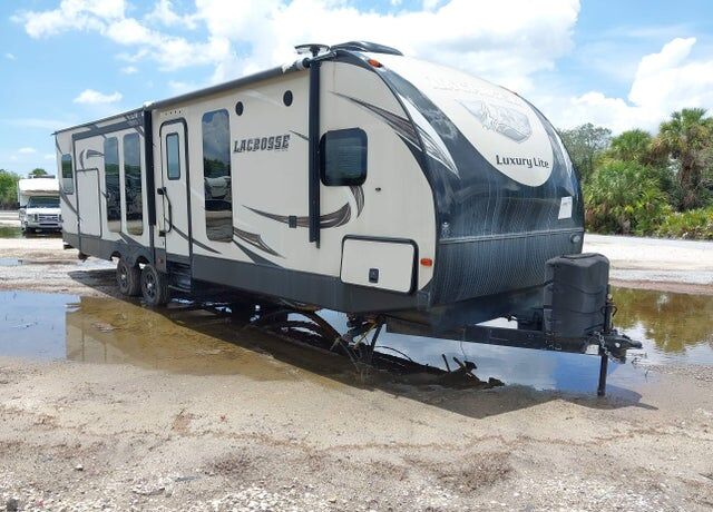 2018 FOREST RIVER Lacrosse Towable