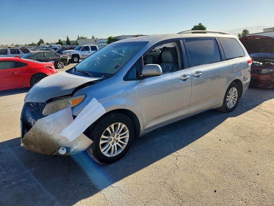 2011 TOYOTA Sienna