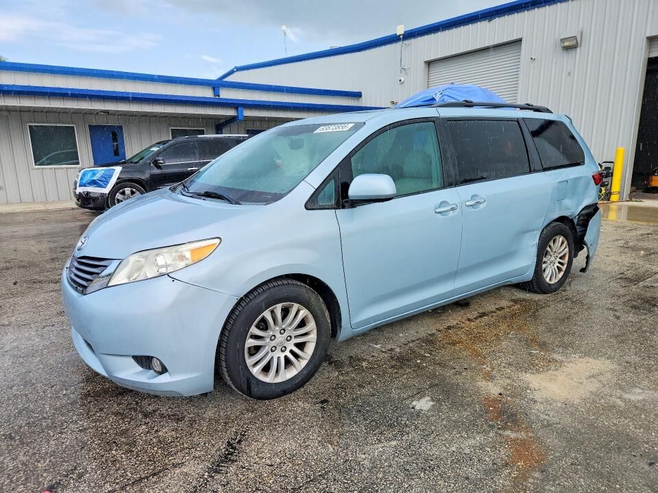 2015 TOYOTA Sienna