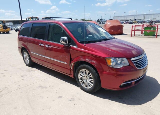 2013 CHRYSLER Town and Country