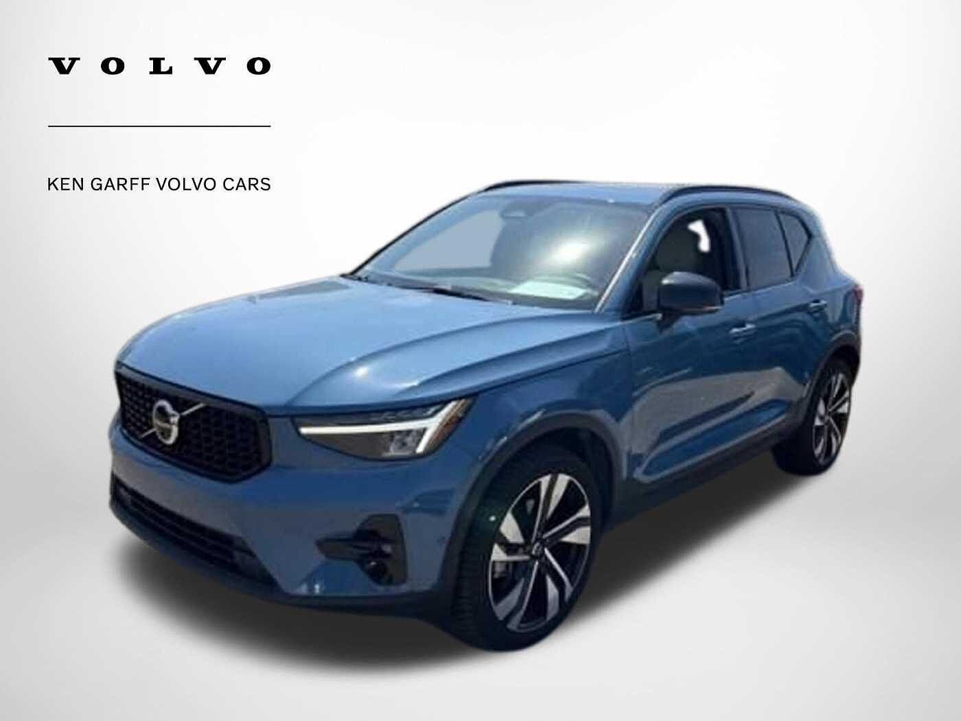 2023 VOLVO XC40