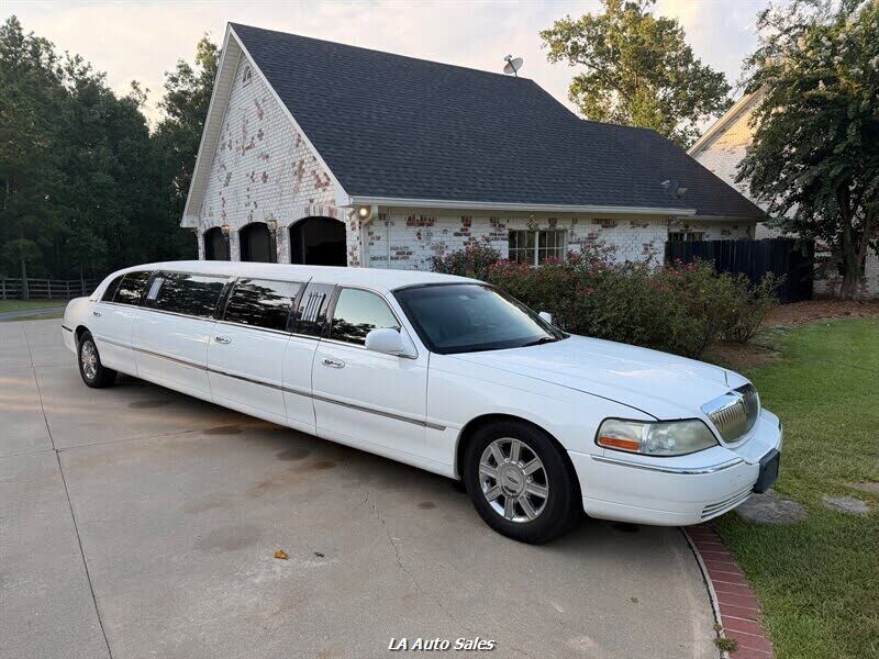 2011 LINCOLN Town Car