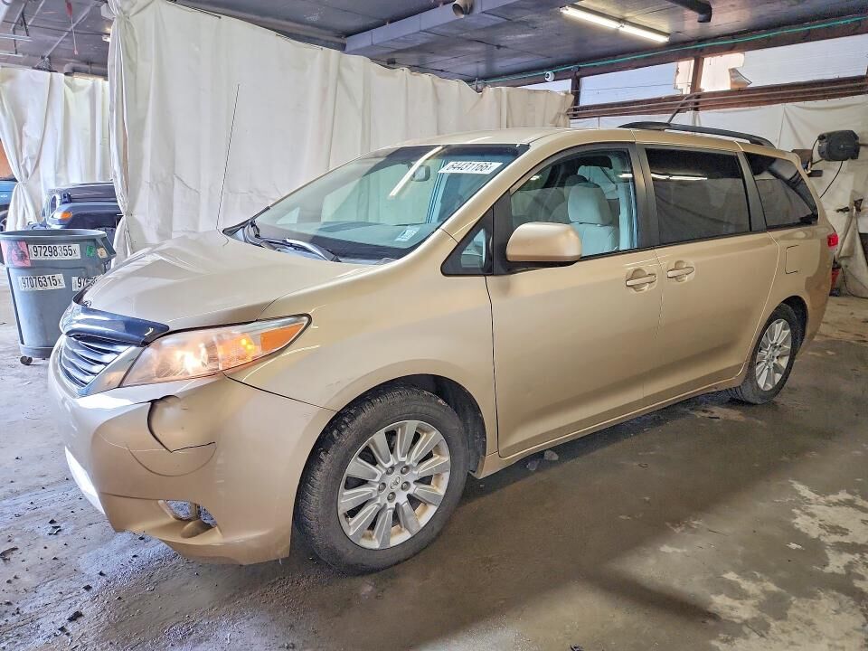 2011 TOYOTA Sienna