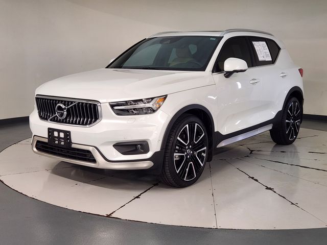 2021 VOLVO XC40