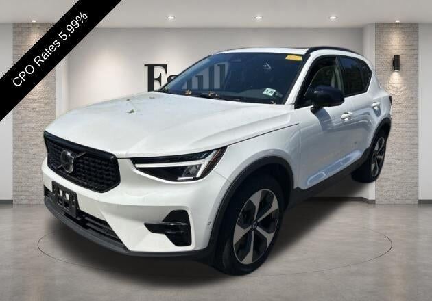 2023 VOLVO XC40