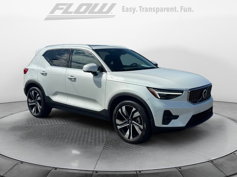 2023 VOLVO XC40