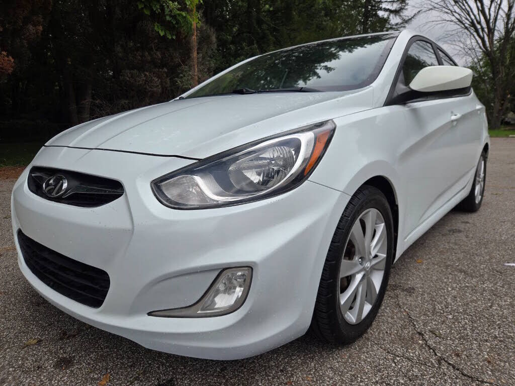 2013 HYUNDAI Accent