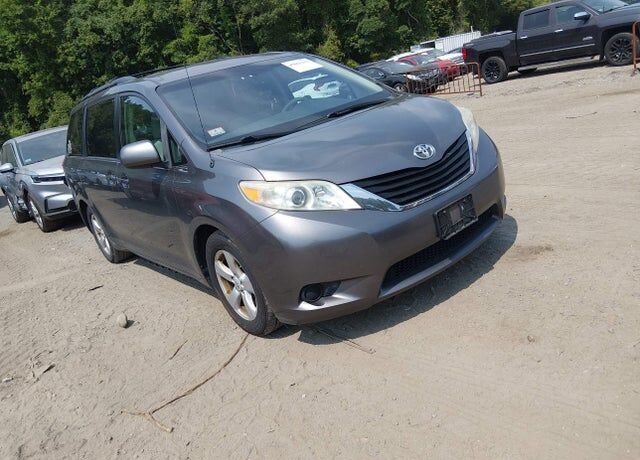 2011 TOYOTA Sienna