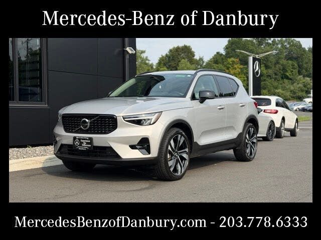 2023 VOLVO XC40