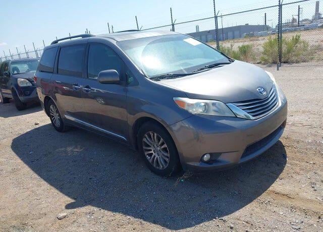 2017 TOYOTA Sienna
