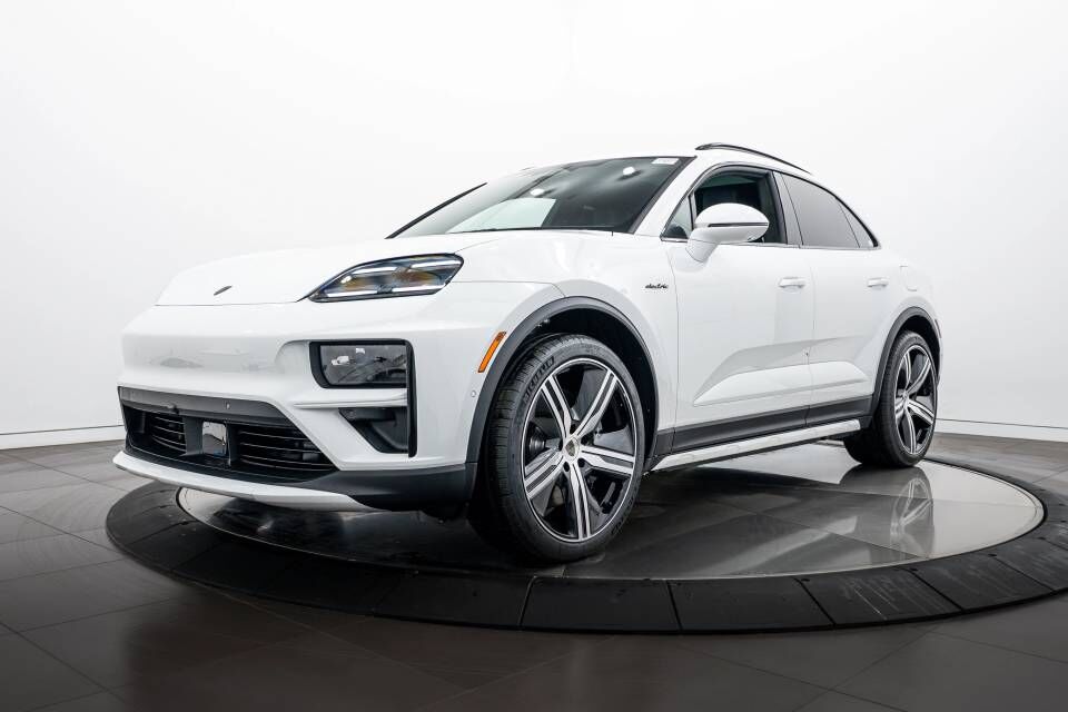 2025 PORSCHE Macan