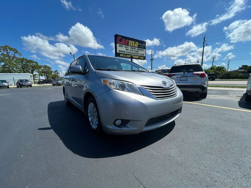 2011 TOYOTA Sienna