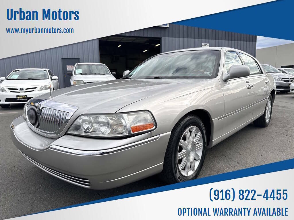 2011 LINCOLN Town Car