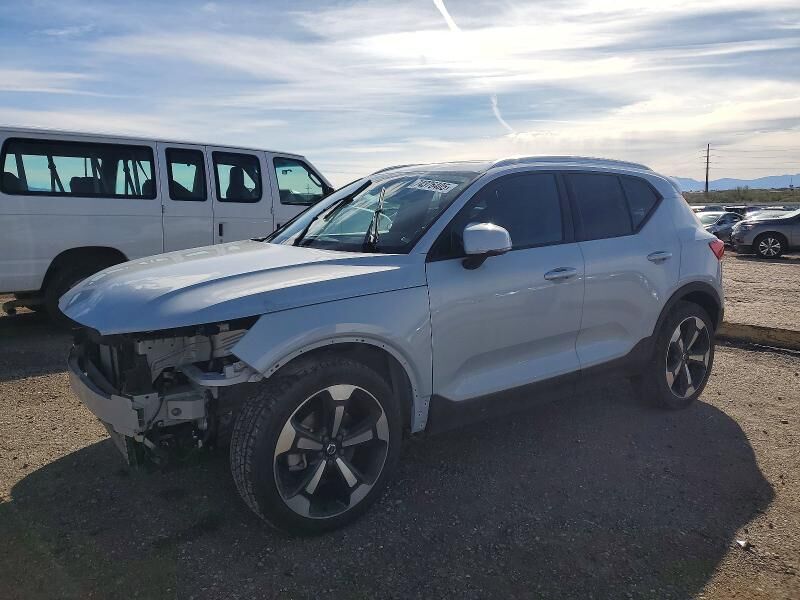 2020 VOLVO XC40