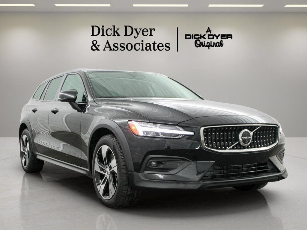 2025 VOLVO V60CC