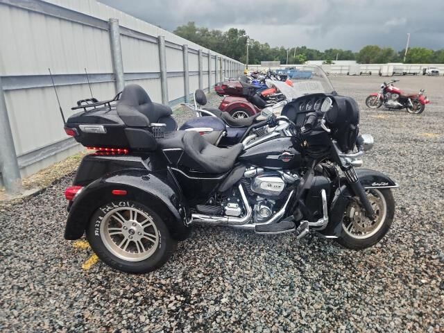 2022 HARLEY DAVIDSON FLHTCUTG / Tri Glide Ultra