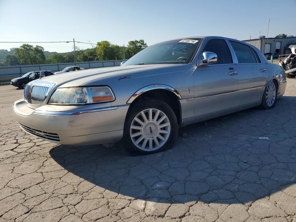 2005 LINCOLN Town Car