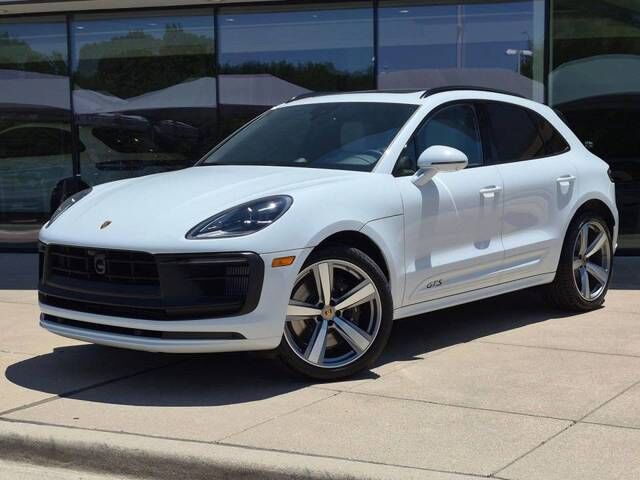 2026 PORSCHE Macan
