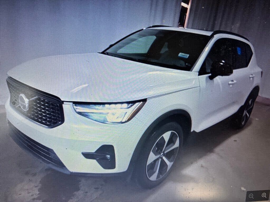 2023 VOLVO XC40