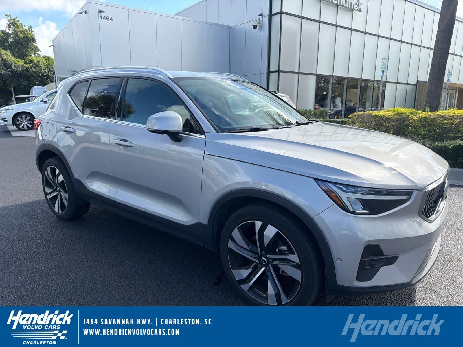 2023 VOLVO XC40