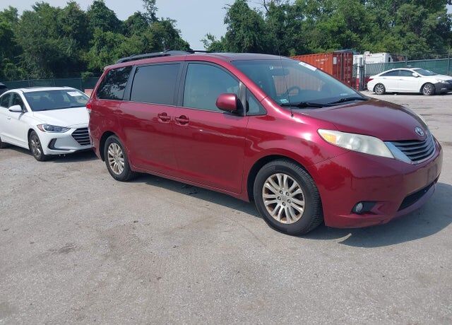 2013 TOYOTA Sienna