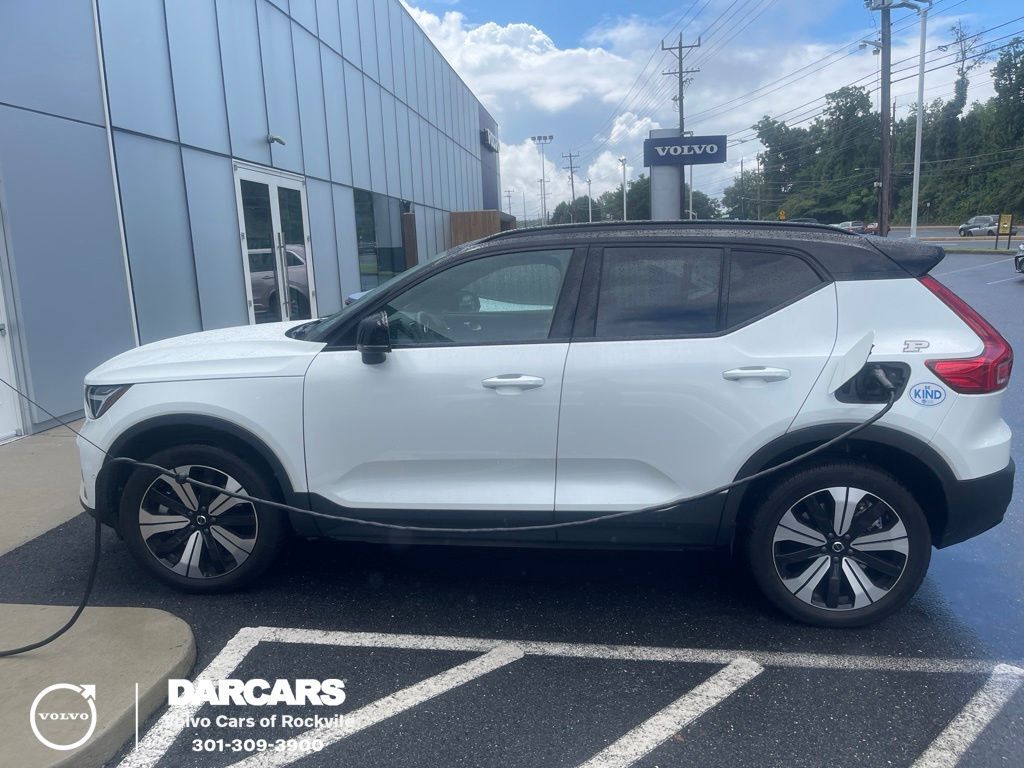 2023 VOLVO XC40