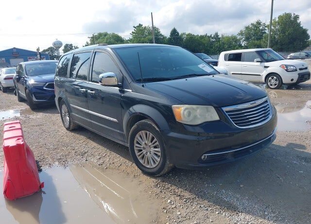 2013 CHRYSLER Town and Country
