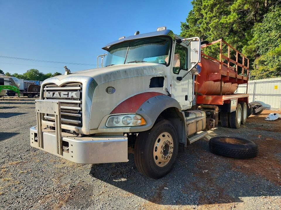 2013 MACK GU