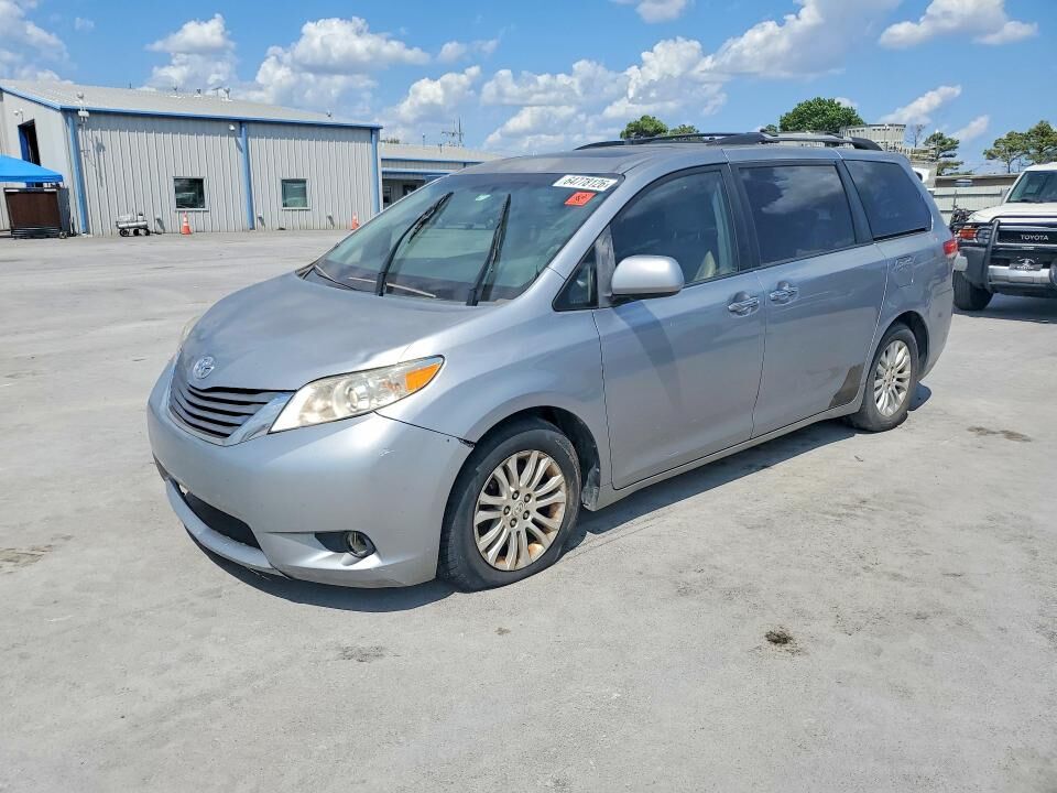 2011 TOYOTA Sienna