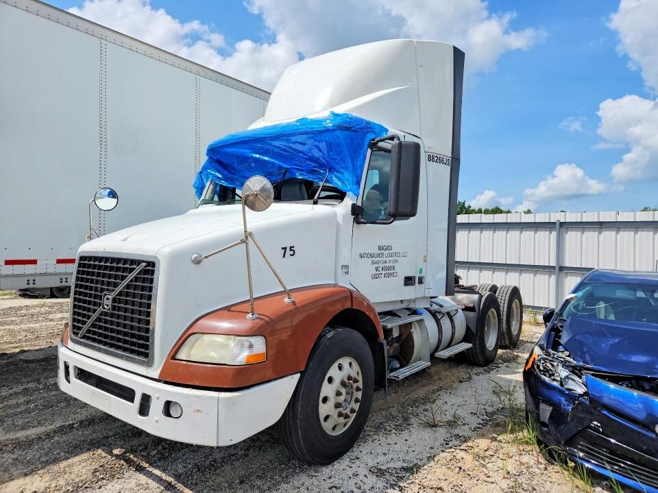 2011 VOLVO TRUCK VNM