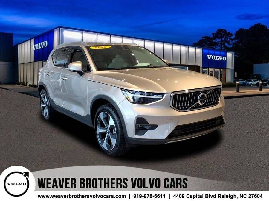 2024 VOLVO XC40