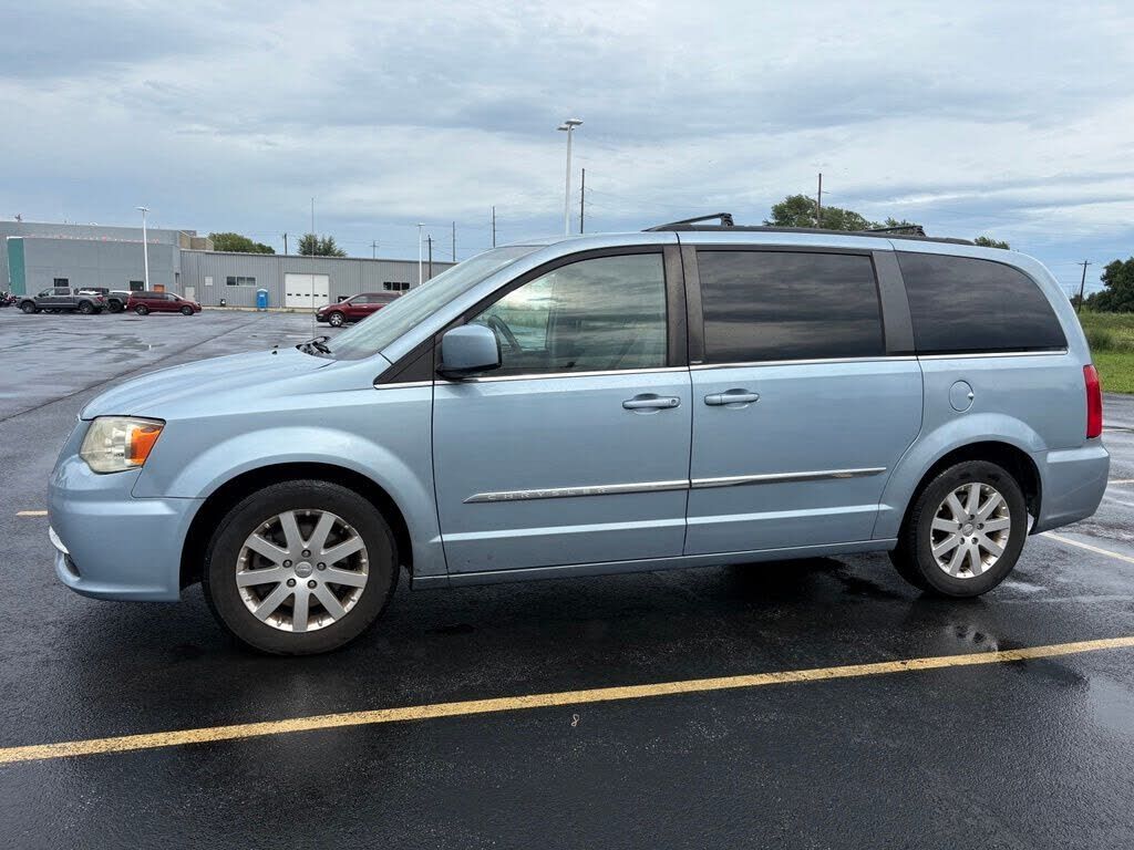 2013 CHRYSLER Town and Country