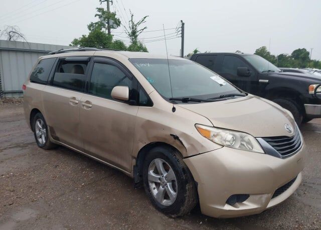 2011 TOYOTA Sienna
