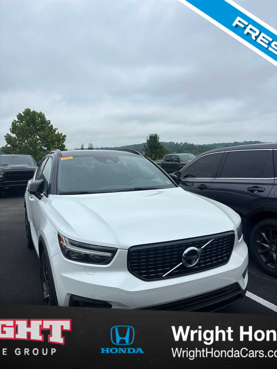 2022 VOLVO XC40