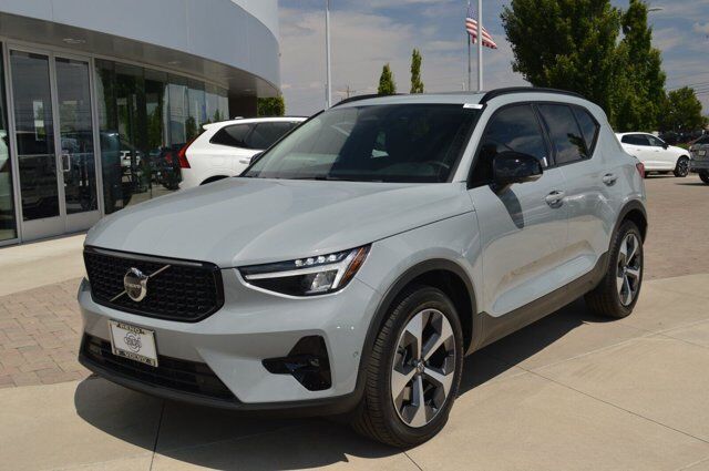 2025 VOLVO XC40