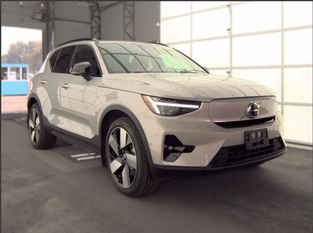 2023 VOLVO XC40