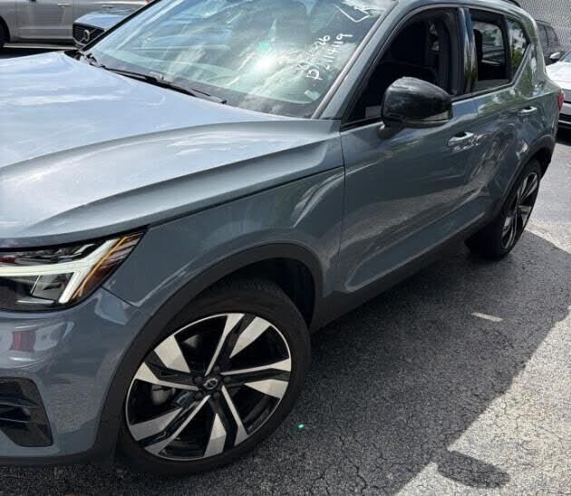 2023 VOLVO XC40