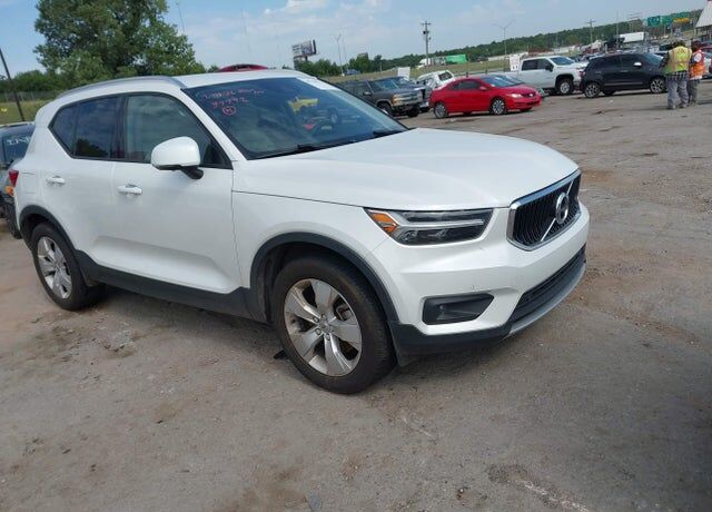 2022 VOLVO XC40
