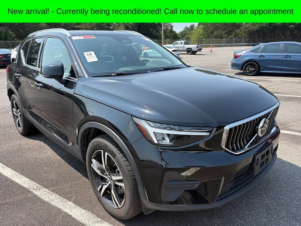 2025 VOLVO XC40