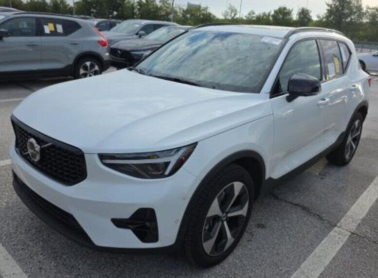 2026 VOLVO XC40