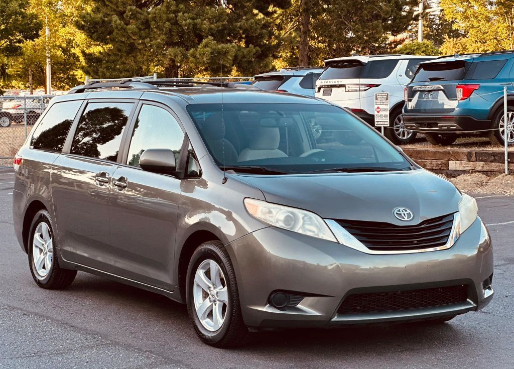 2011 TOYOTA Sienna