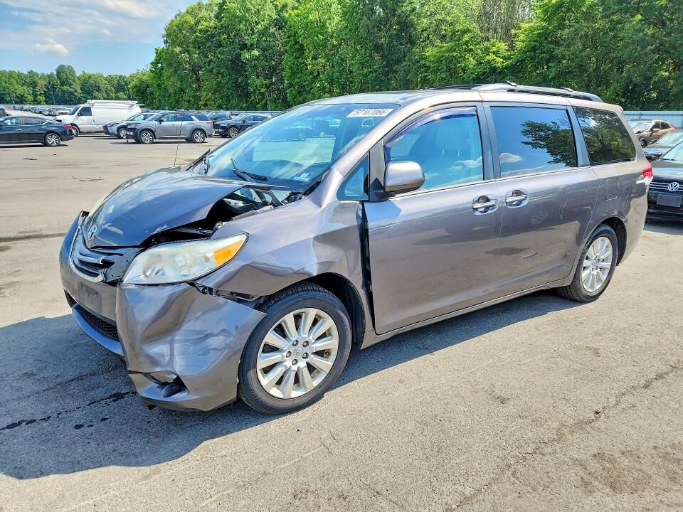 2013 TOYOTA Sienna
