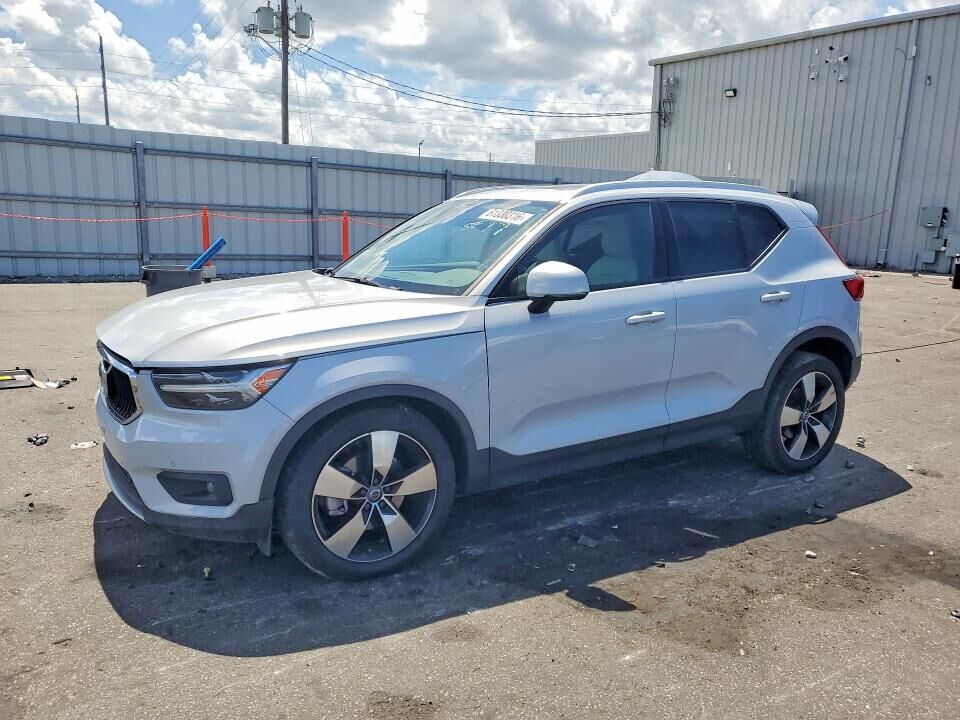 2021 VOLVO XC40