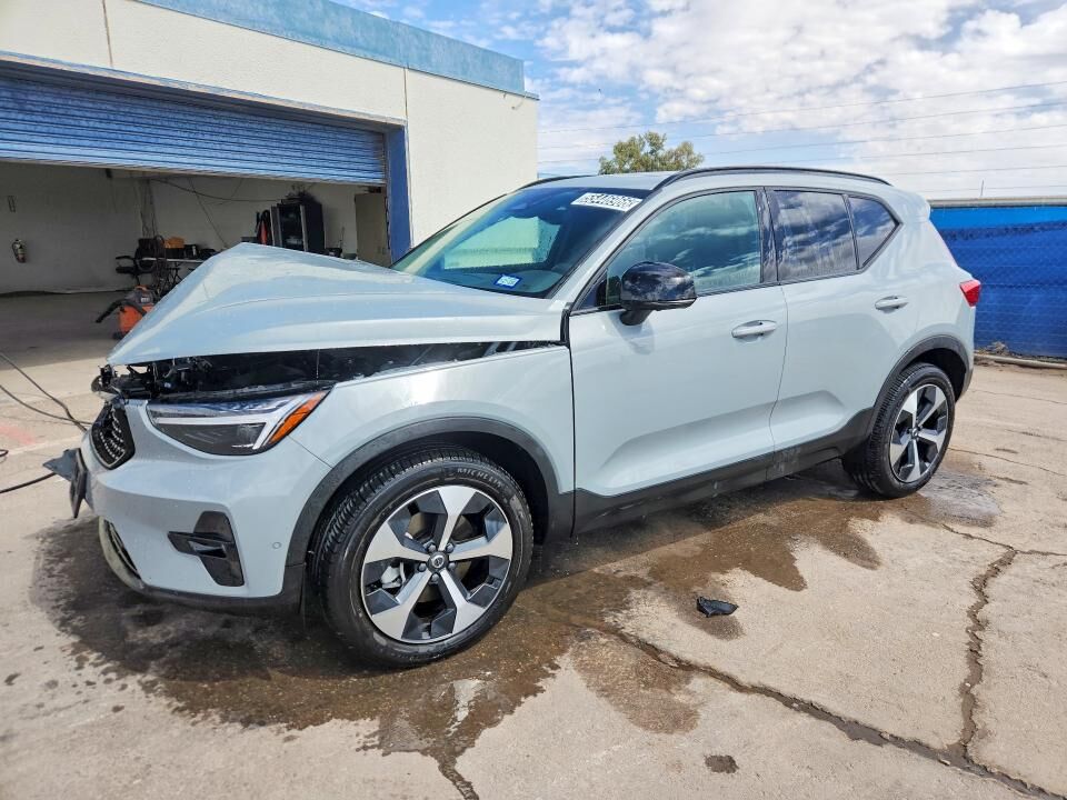 2026 VOLVO XC40