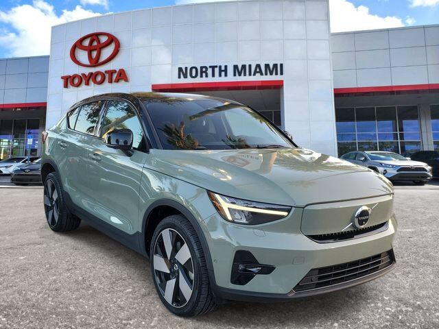 2022 VOLVO C40